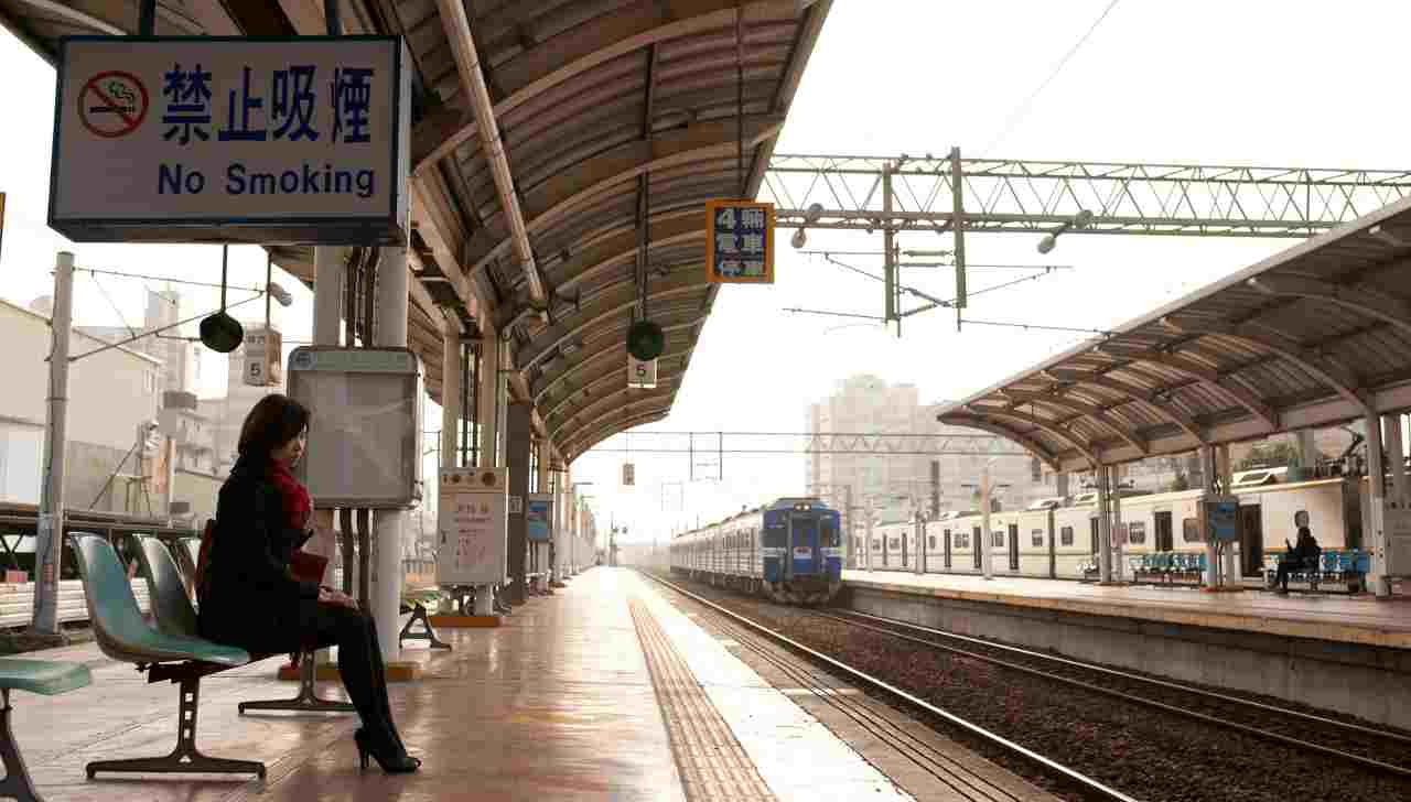 Treno fermata Giappone