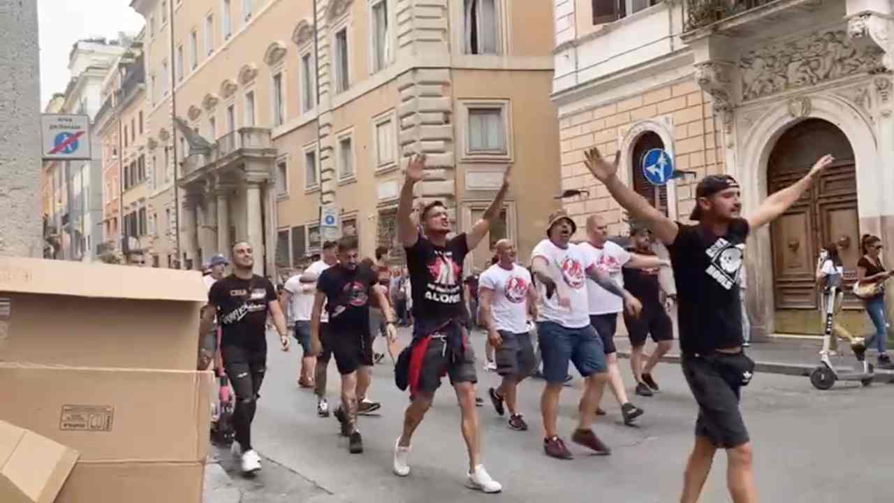 Gli ultras del CSKA Sofia per le vie di Roma (screenshot youtube)