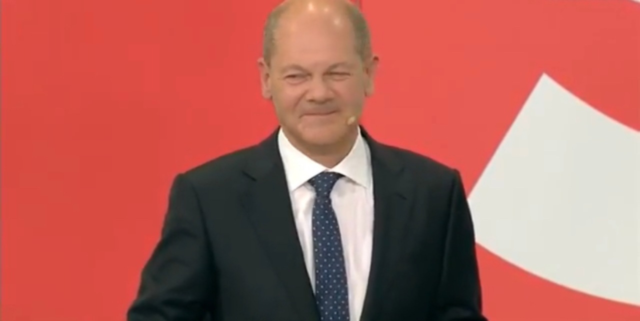 Scholz festeggia dopo la vittoria 