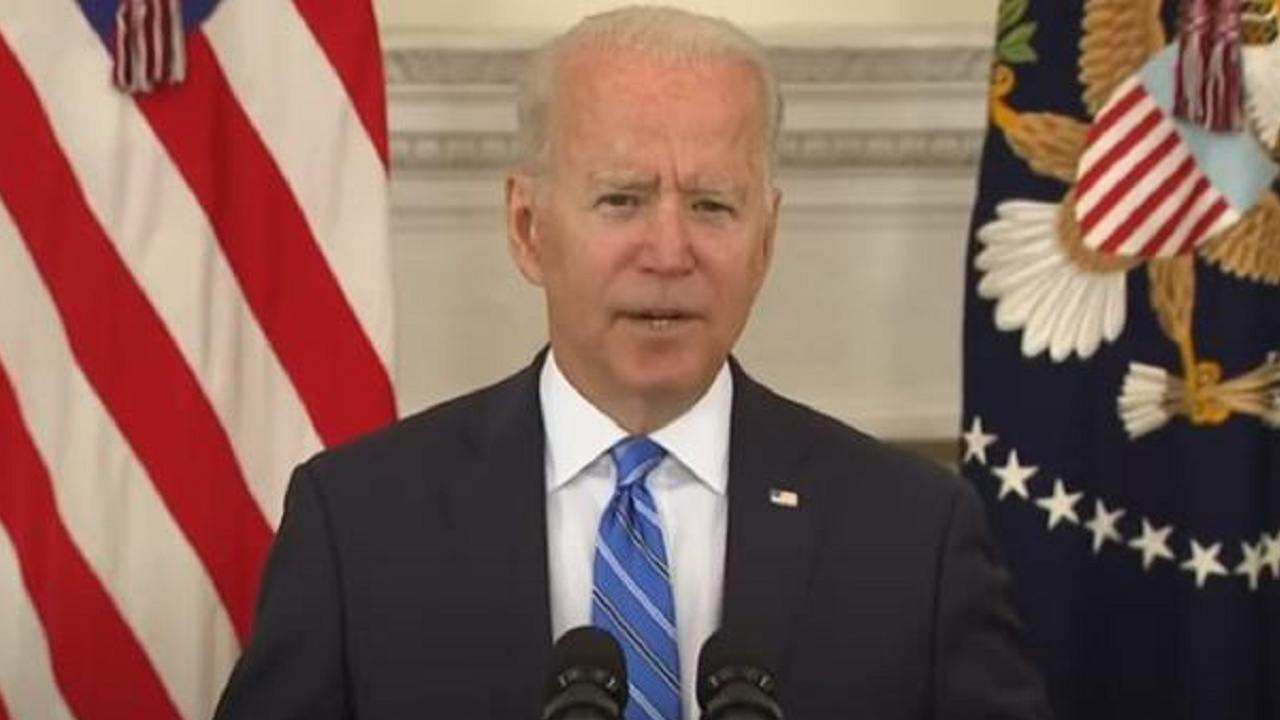 Joe Biden si addormenta