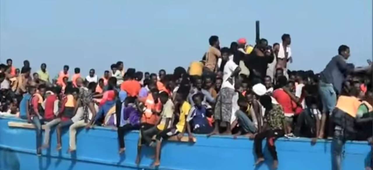 Migranti, affonda barcone