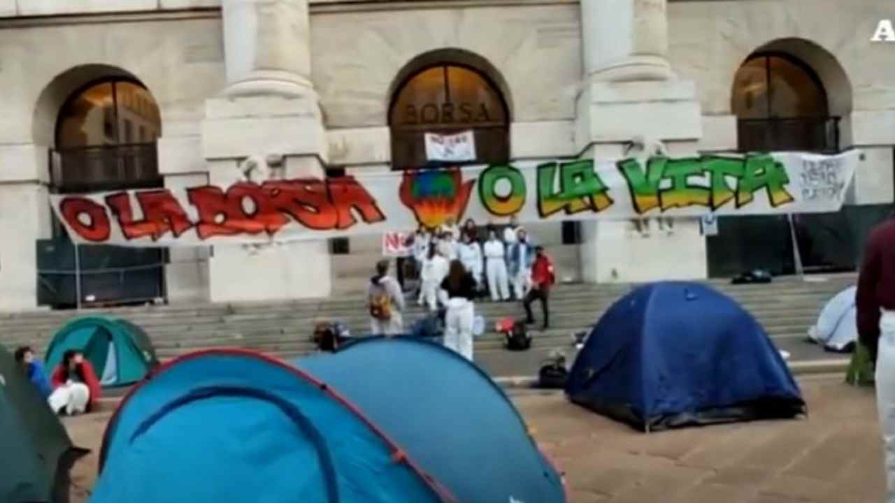 Piazza Affari protesta clima