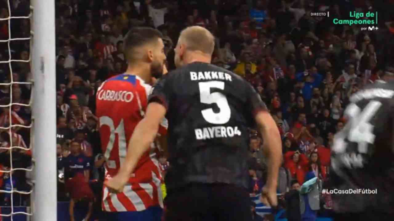Il rigore di Carrasco sbagliato e l'esultanza di Bakker in Atletico-Bayer
