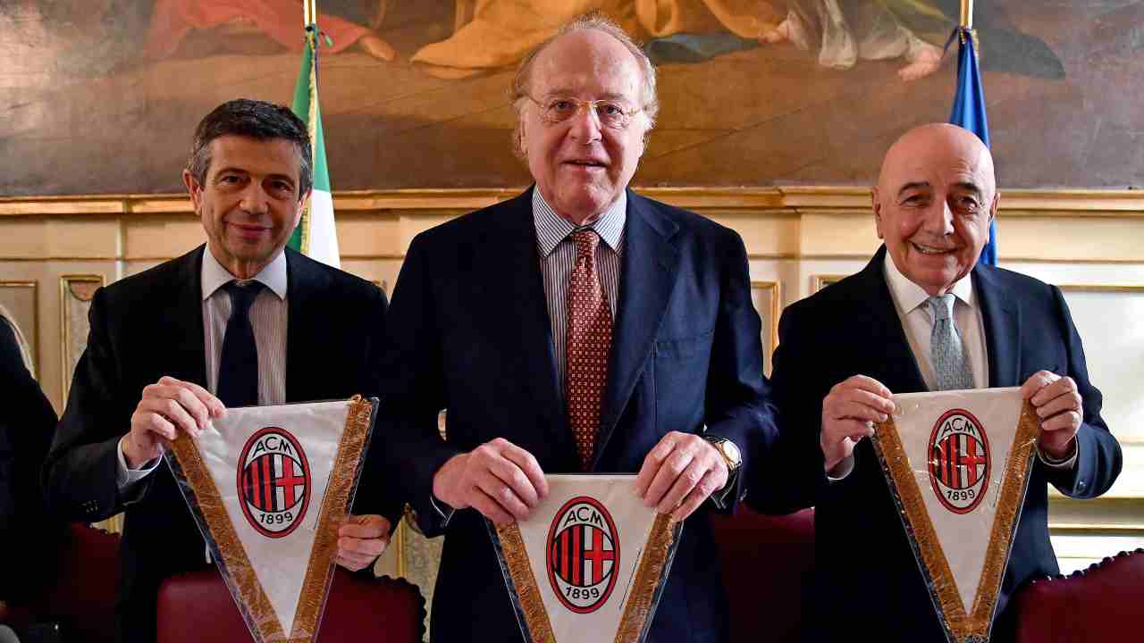 Scaroni con lo scudetto del Milan