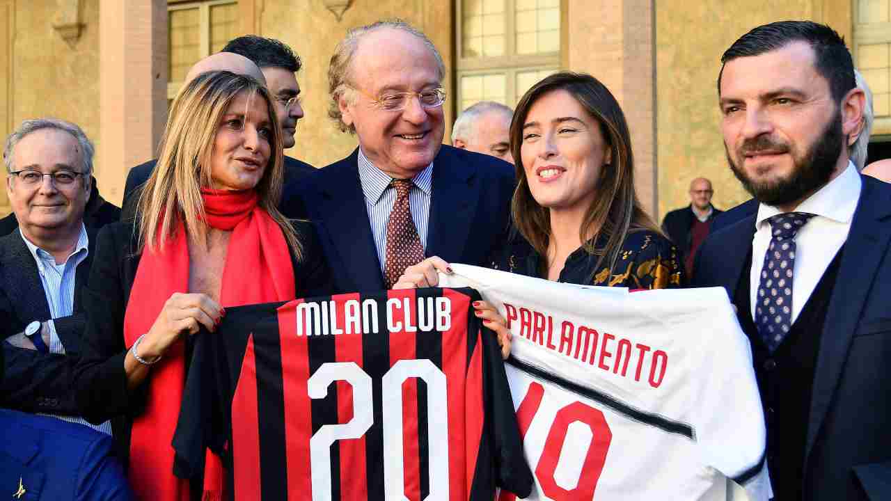 Scaroni co la maglia del Milan fuori dal parlamento 