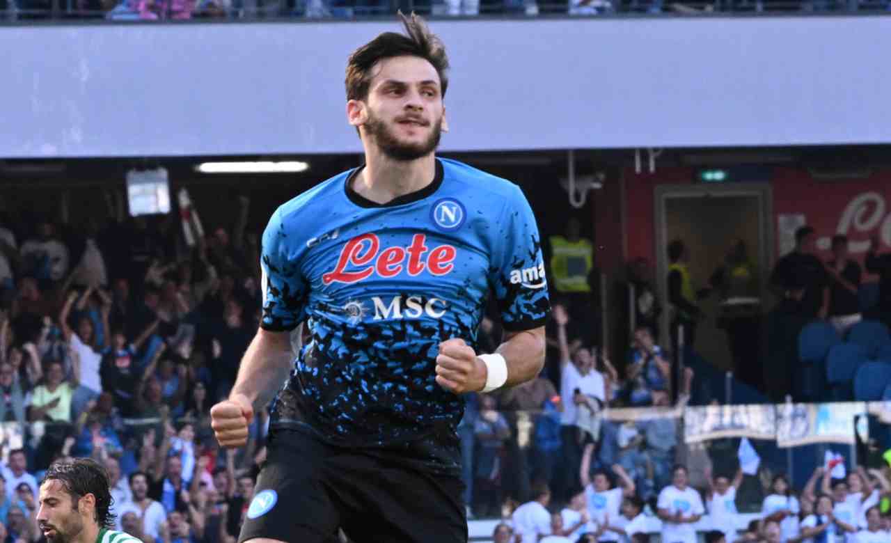 Tifoso del Napoli ruba la maglia di Kvaratskhelia (ANSA)