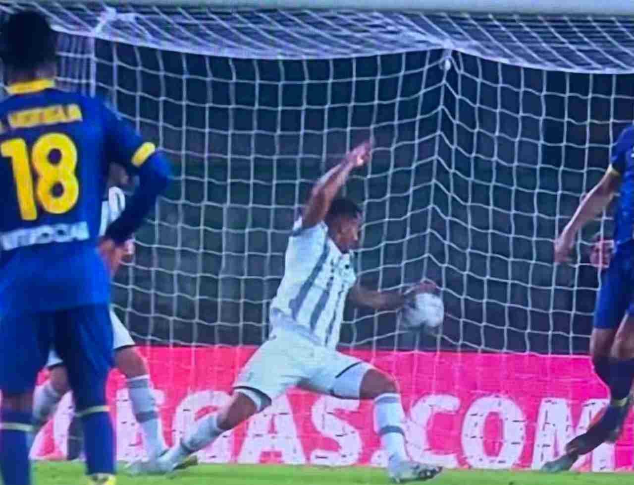 Episodio dubbio in Verona-Juventus: Danilo tocca la palla cn il braccio nell'area di rigore bianconera