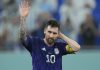 Messi saluta