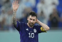 Messi saluta