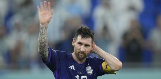 Messi saluta