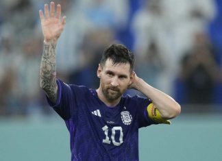Messi saluta