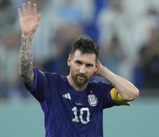 Messi saluta