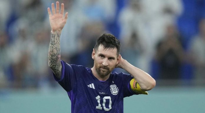 Messi saluta