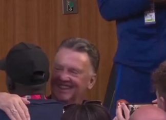 Van Gaal abbraccia il giornalista