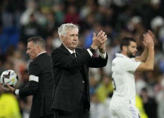 Carlo Ancelotti applaude