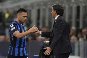 Il saluto fra Lautaro e Inzaghi