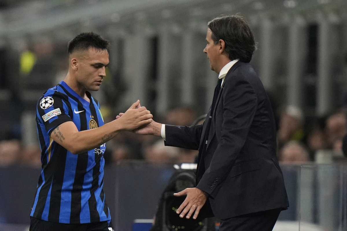 Il saluto fra Lautaro e Inzaghi