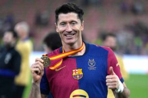 Lewandowski mostra una medaglia